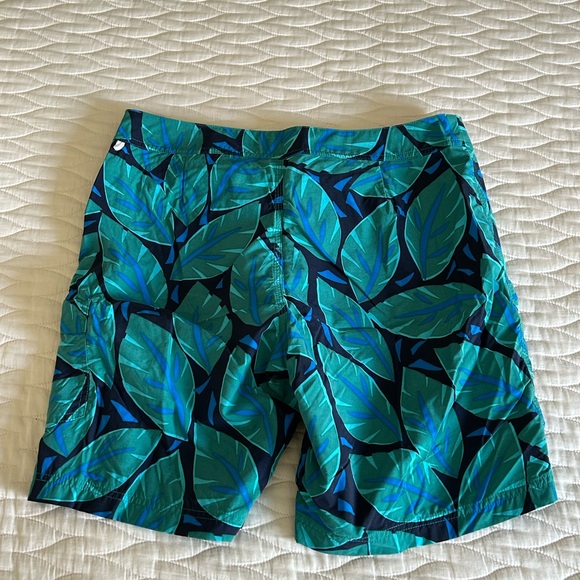 J Crew men’s Hawaiian swim trunks.  Mesh lined.  Size 33. - Picture 2 of 8